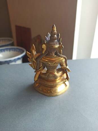 Feuervergoldete Bronze der Tara auf einem Lotos, eine Vase in der linken Hand haltend - Foto 5
