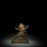 Seltene vierarmige Manifestation des Vajrapani mit seiner Prajna aus Bronze mit Resten von Fassung - Foto 2