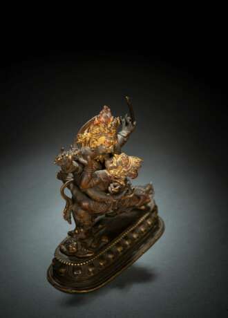 Seltene vierarmige Manifestation des Vajrapani mit seiner Prajna aus Bronze mit Resten von Fassung - Foto 3