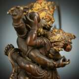 Seltene vierarmige Manifestation des Vajrapani mit seiner Prajna aus Bronze mit Resten von Fassung - Foto 4