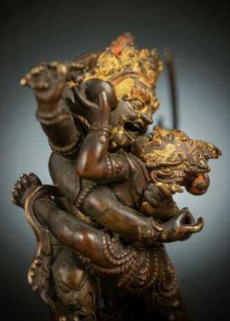 Seltene vierarmige Manifestation des Vajrapani mit seiner Prajna aus Bronze mit Resten von Fassung - фото 4