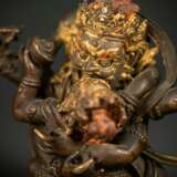 Seltene vierarmige Manifestation des Vajrapani mit seiner Prajna aus Bronze mit Resten von Fassung - Foto 5