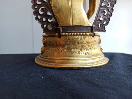 Feine feuervergoldete Bronze des Buddha auf einem Lotos - Foto 8