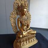 Feine feuervergoldete Bronze des Buddha auf einem Lotos - Foto 9