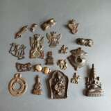 Gruppe von 20 Amuletten aus Eisen und Bronze 'tsogli' - photo 2