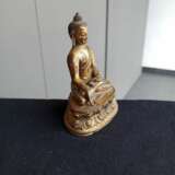 Feuervergoldete Bronze des sitzenden Buddha auf einem Lotos - Foto 3