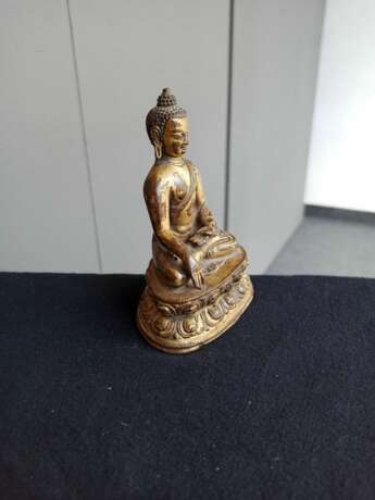 Feuervergoldete Bronze des sitzenden Buddha auf einem Lotos - photo 3