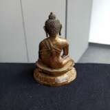Feuervergoldete Bronze des sitzenden Buddha auf einem Lotos - photo 4