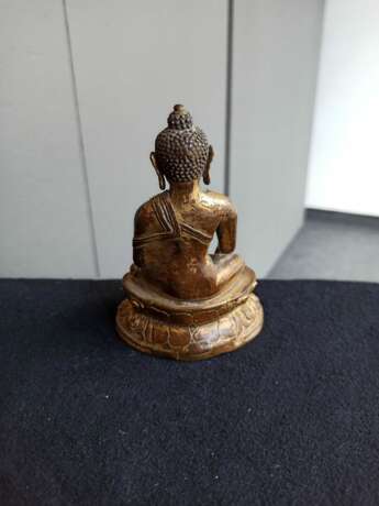 Feuervergoldete Bronze des sitzenden Buddha auf einem Lotos - Foto 4