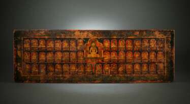 Feiner und seltener Buchdeckel aus Holz mit zentraler Darstellung des Buddha Shakyamuni mit Bemalung, teils vergoldet