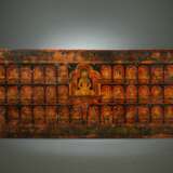 Feiner und seltener Buchdeckel aus Holz mit zentraler Darstellung des Buddha Shakyamuni mit Bemalung, teils vergoldet - фото 1