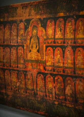 Feiner und seltener Buchdeckel aus Holz mit zentraler Darstellung des Buddha Shakyamuni mit Bemalung, teils vergoldet - Foto 4