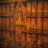 Feiner und seltener Buchdeckel aus Holz mit zentraler Darstellung des Buddha Shakyamuni mit Bemalung, teils vergoldet - Foto 4