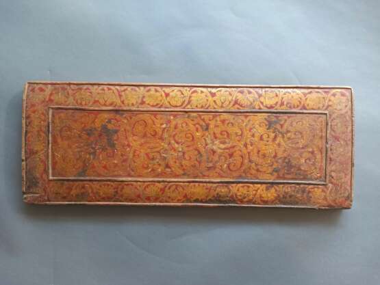 Vergoldeter und gefasster Buchdeckel aus Holz mit Ranken und Blüten - Foto 2