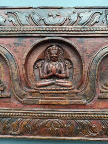 Buchdeckel aus Holz mit fünf Gottheiten - Foto 4