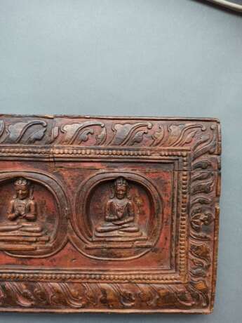 Buchdeckel aus Holz mit fünf Gottheiten - Foto 5