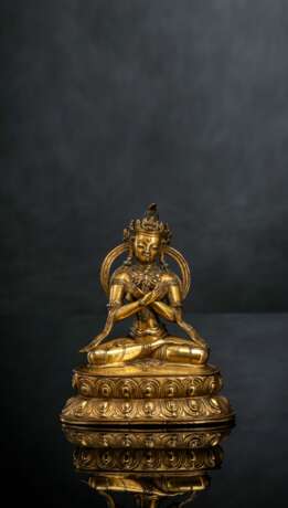 Feuervergoldete Bronze der Vajradhara auf einem Lotos mit Steineinlagen - photo 1