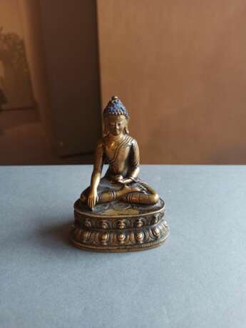 Bronze des Buddha Shakyamuni auf einem Lotos - photo 5