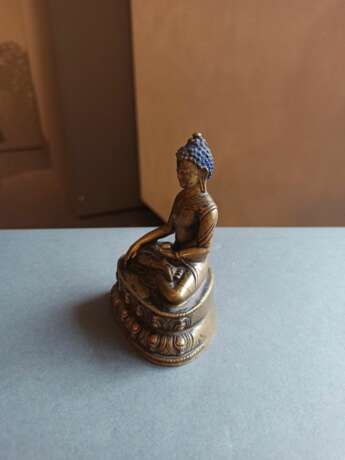 Bronze des Buddha Shakyamuni auf einem Lotos - Foto 6