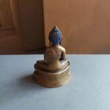 Bronze des Buddha Shakyamuni auf einem Lotos - фото 7