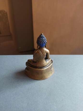 Bronze des Buddha Shakyamuni auf einem Lotos - Foto 7