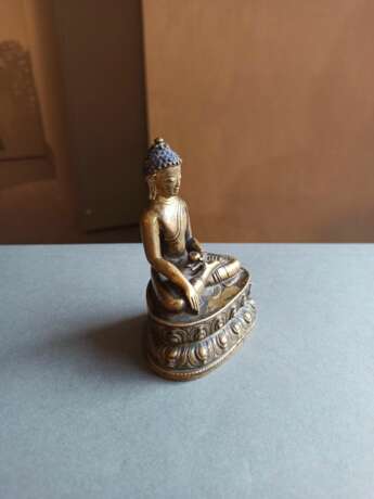 Bronze des Buddha Shakyamuni auf einem Lotos - Foto 8