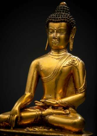 Feuervergoldete Bronze des Buddha Akshobhya auf einem Lotos - Foto 3