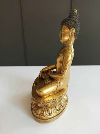 Feuervergoldete Bronze des Buddha Akshobhya auf einem Lotos - Foto 11