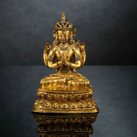 Feuervergoldete Bronze des Sadaksharilokeshvara auf einem Lotos - photo 1