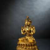 Feuervergoldete Bronze des Sadaksharilokeshvara auf einem Lotos - photo 2