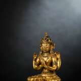 Feuervergoldete Bronze des Sadaksharilokeshvara auf einem Lotos - фото 5