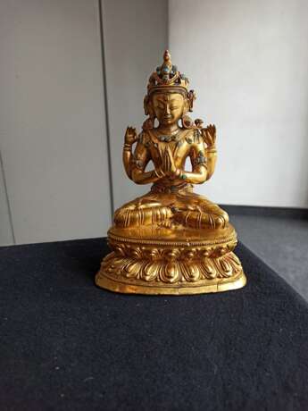 Feuervergoldete Bronze des Sadaksharilokeshvara auf einem Lotos - фото 6