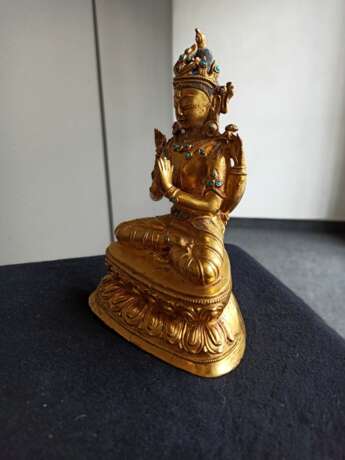 Feuervergoldete Bronze des Sadaksharilokeshvara auf einem Lotos - фото 7