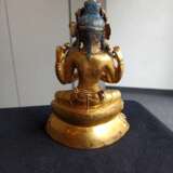 Feuervergoldete Bronze des Sadaksharilokeshvara auf einem Lotos - photo 8