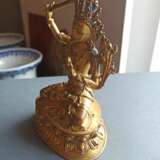 Feine feuervergoldete Bronze des Manjushri, Sonam Gyaltsen zugeschrieben - Foto 7