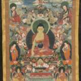 Thangka mit Darstellung des Buddha Shakyamuni flankiert von Maudgalyayana und Sariputra mit Montierung - photo 2