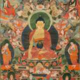 Thangka mit Darstellung des Buddha Shakyamuni flankiert von Maudgalyayana und Sariputra mit Montierung - Foto 3