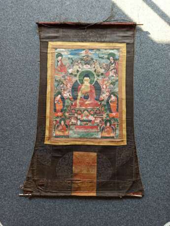 Thangka mit Darstellung des Buddha Shakyamuni flankiert von Maudgalyayana und Sariputra mit Montierung - photo 6