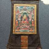Thangka mit Darstellung des Buddha Shakyamuni flankiert von Maudgalyayana und Sariputra mit Montierung - Foto 6