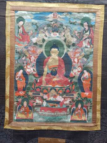 Thangka mit Darstellung des Buddha Shakyamuni flankiert von Maudgalyayana und Sariputra mit Montierung - photo 8