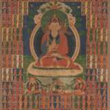 Thangka mit zentraler Darstellung des Padmasambhava unter Glas gerahmt - Foto 1