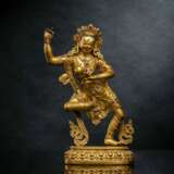 Feine feuervergoldete Bronze der Sarvabuddhadakini auf einem Lotos in tanzender Haltung - photo 1