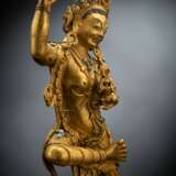 Feine feuervergoldete Bronze der Sarvabuddhadakini auf einem Lotos in tanzender Haltung - photo 2