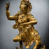 Feine feuervergoldete Bronze der Sarvabuddhadakini auf einem Lotos in tanzender Haltung - photo 3
