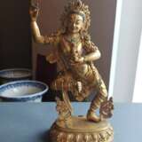 Feine feuervergoldete Bronze der Sarvabuddhadakini auf einem Lotos in tanzender Haltung - Foto 5