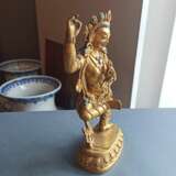 Feine feuervergoldete Bronze der Sarvabuddhadakini auf einem Lotos in tanzender Haltung - photo 6