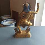 Feine feuervergoldete Bronze der Sarvabuddhadakini auf einem Lotos in tanzender Haltung - Foto 7