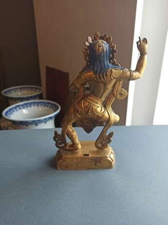 Feine feuervergoldete Bronze der Sarvabuddhadakini auf einem Lotos in tanzender Haltung - photo 7