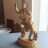 Feine feuervergoldete Bronze der Sarvabuddhadakini auf einem Lotos in tanzender Haltung - Foto 8