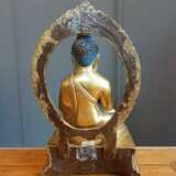 Feuervergoldete Bronze des Akshobya auf einem Thron - photo 7